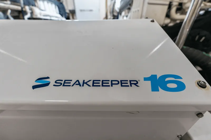 Slide: The Image of Azimut 68 FLY 2023 - 60