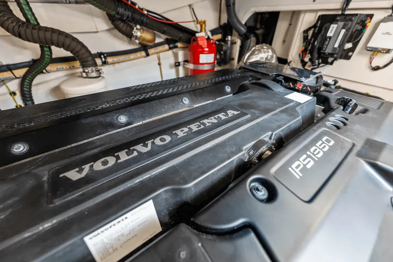 Slide: The Image of Azimut 68 FLY 2023 - 61