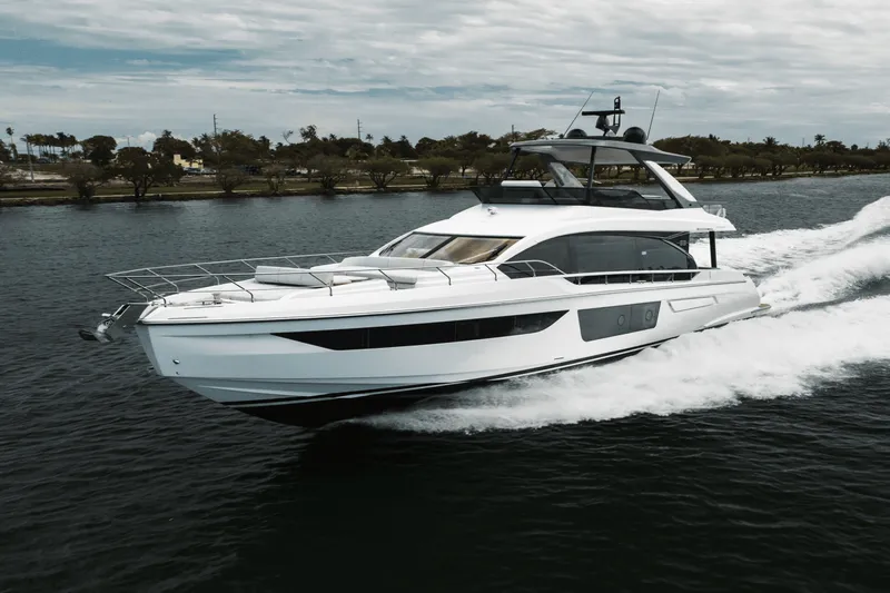 Slide: The Image of Azimut 68 FLY 2023 - 8