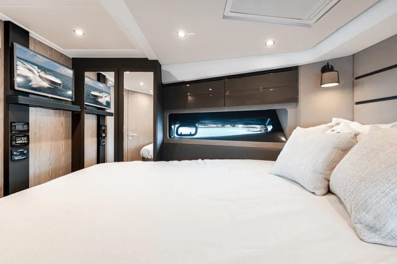 Slide: The Image of Azimut ATLANTIS 45 2025 - 18