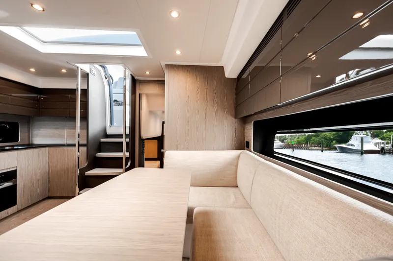 Slide: The Image of Azimut ATLANTIS 45 2025 - 24