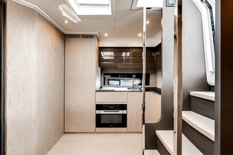 Slide: The Image of Azimut ATLANTIS 45 2025 - 31