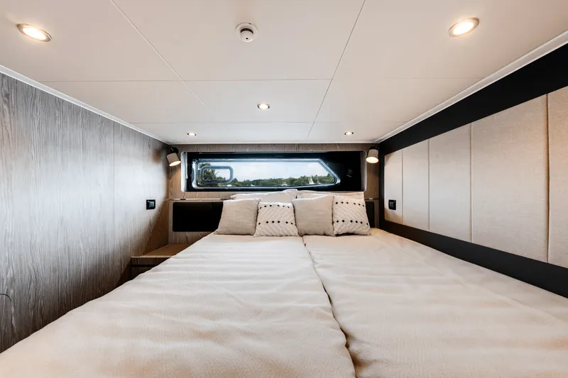 Slide: The Image of Azimut ATLANTIS 45 2025 - 32