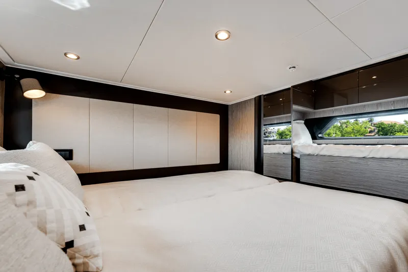 Slide: The Image of Azimut ATLANTIS 45 2025 - 33