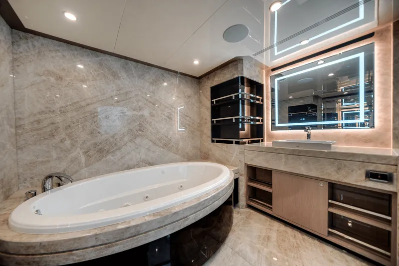 Slide: The Image of Ocean Alexander 37L 2025 - 30