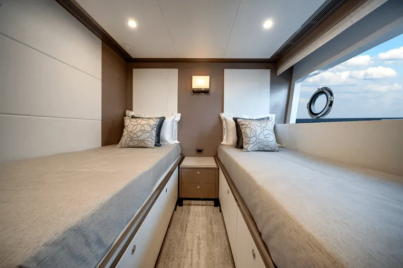 Slide: The Image of Ocean Alexander 37L 2025 - 60