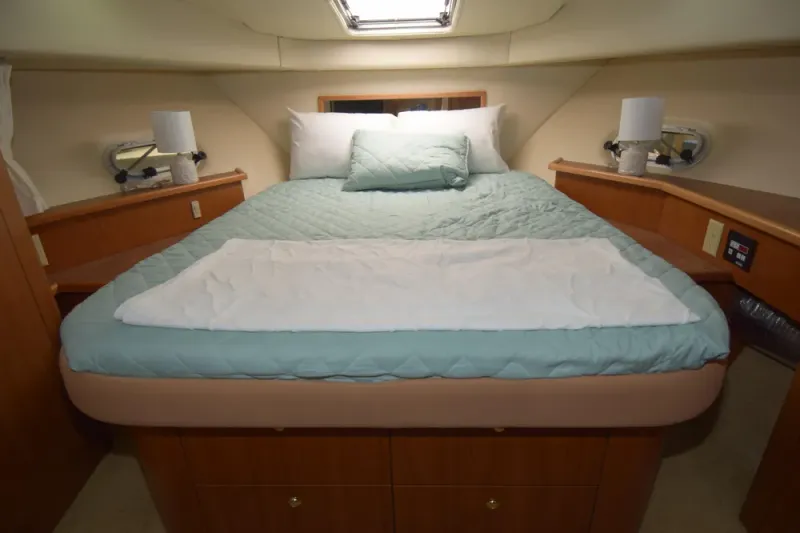 Slide: The Image of Bayliner 5288 Pilot House Motoryacht 1999 - 10