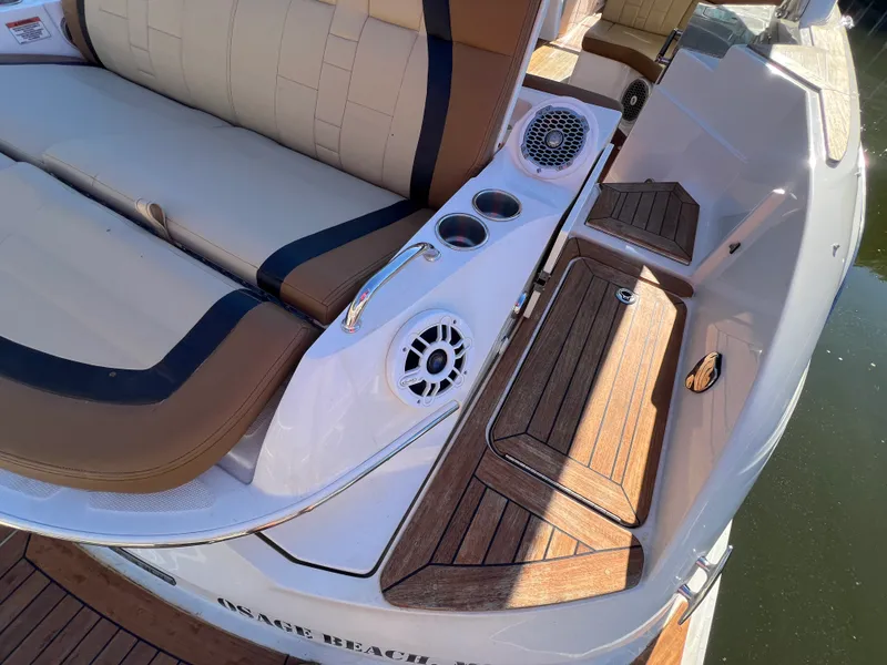 Slide: The Image of Sea Ray 350 SLX 2015 - 14