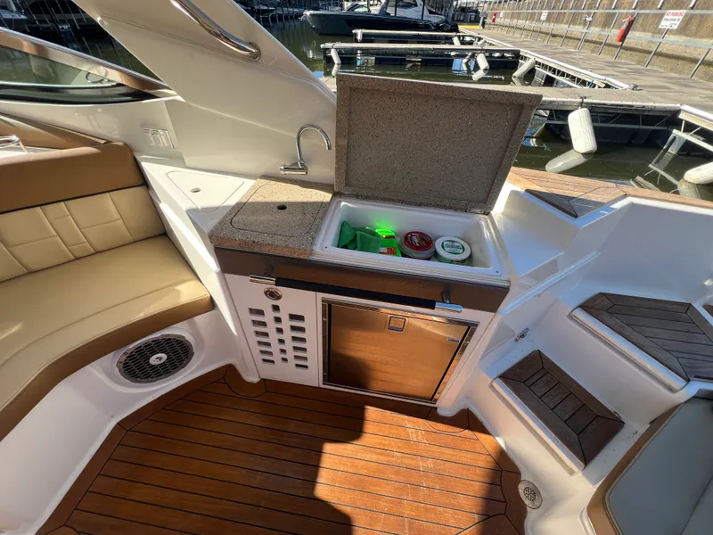 Slide: The Image of Sea Ray 350 SLX 2015 - 22