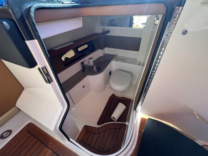 Slide: The Image of Sea Ray 350 SLX 2015 - 25