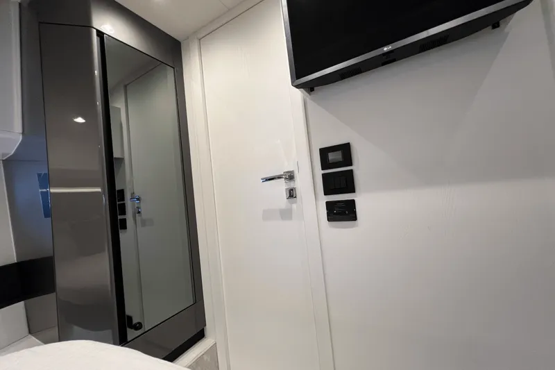 Slide: The Image of Azimut 47 VERVE 2022 - 101