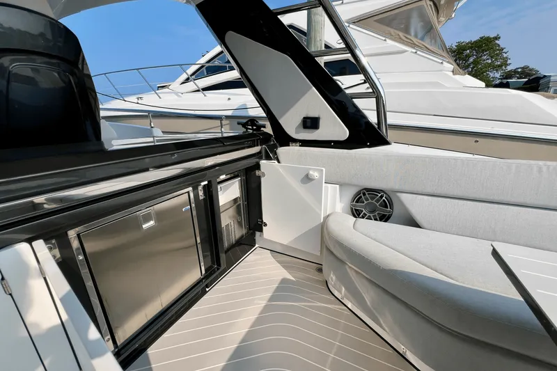 Slide: The Image of Azimut 47 VERVE 2022 - 30