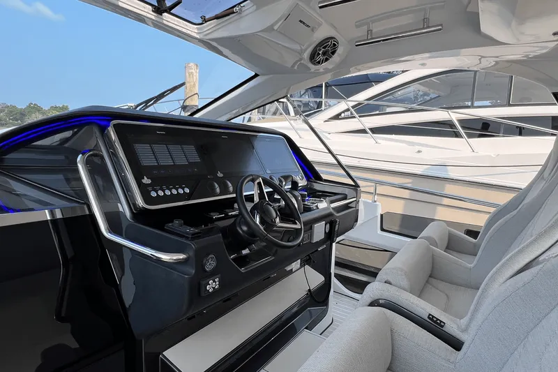 Slide: The Image of Azimut 47 VERVE 2022 - 36