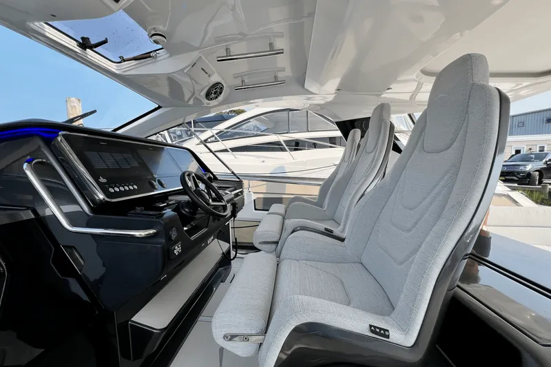 Slide: The Image of Azimut 47 VERVE 2022 - 37