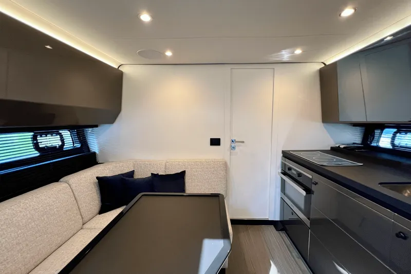 Slide: The Image of Azimut 47 VERVE 2022 - 92