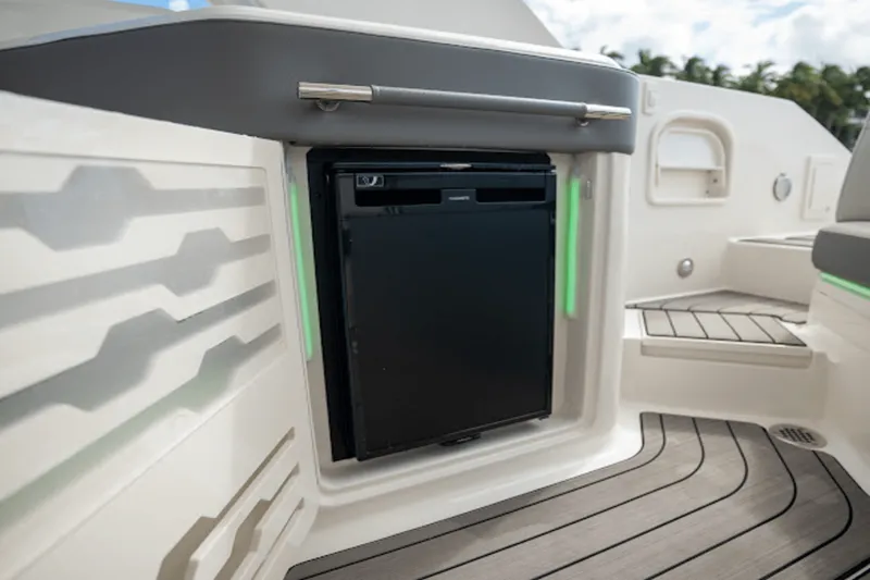 Slide: The Image of Sea Ray 310 SLX-OB 2023 - 11