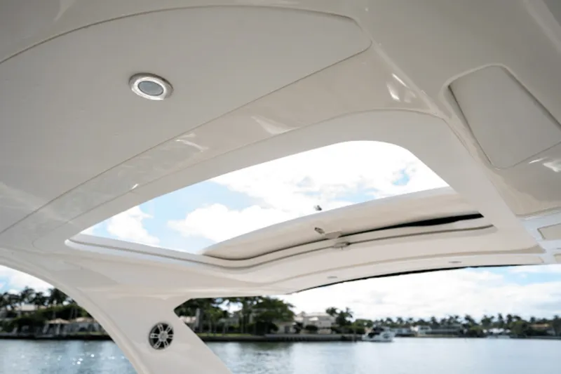 Slide: The Image of Sea Ray 310 SLX-OB 2023 - 15