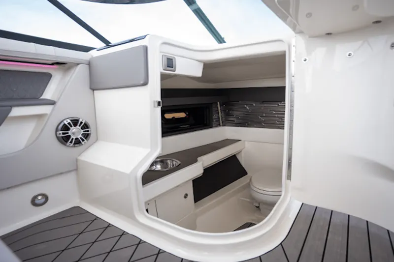 Slide: The Image of Sea Ray 310 SLX-OB 2023 - 16