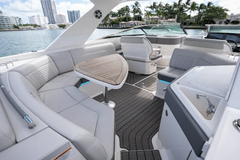 Slide: The Image of Sea Ray 310 SLX-OB 2023 - 25