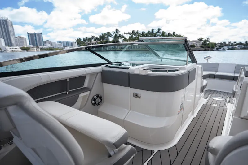 Slide: The Image of Sea Ray 310 SLX-OB 2023 - 28