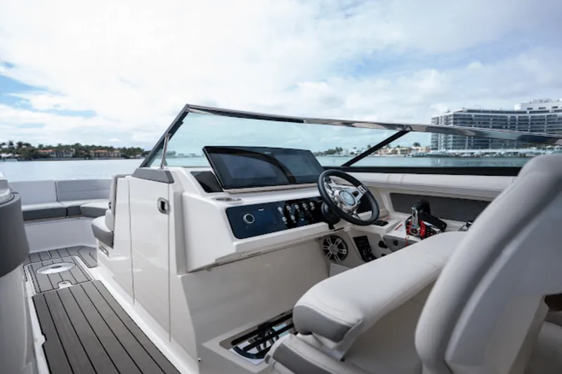 Slide: The Image of Sea Ray 310 SLX-OB 2023 - 30