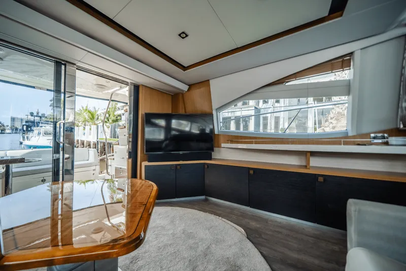 Slide: The Image of Sea Ray 59 FLY 2018 - 13