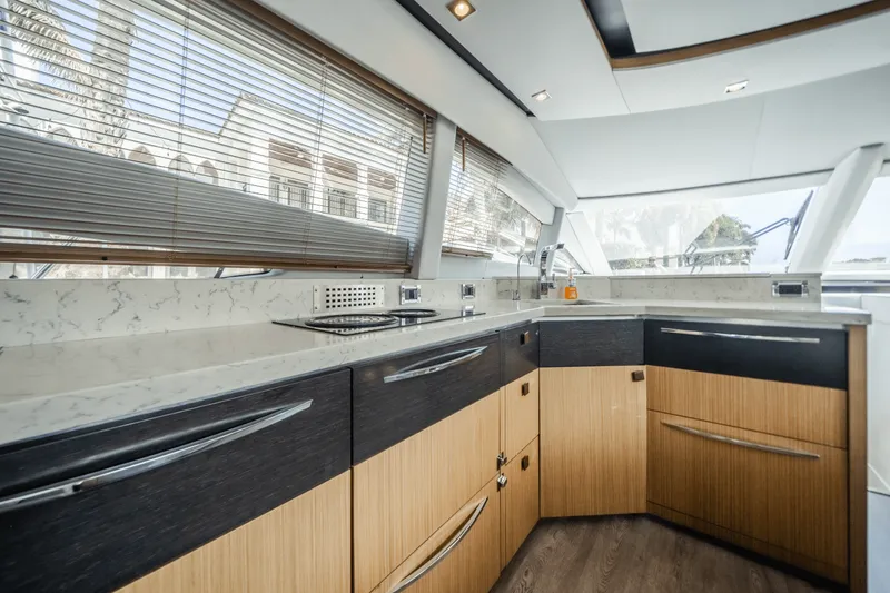 Slide: The Image of Sea Ray 59 FLY 2018 - 16