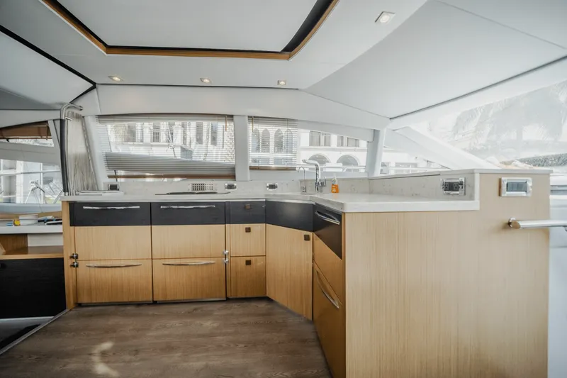 Slide: The Image of Sea Ray 59 FLY 2018 - 18