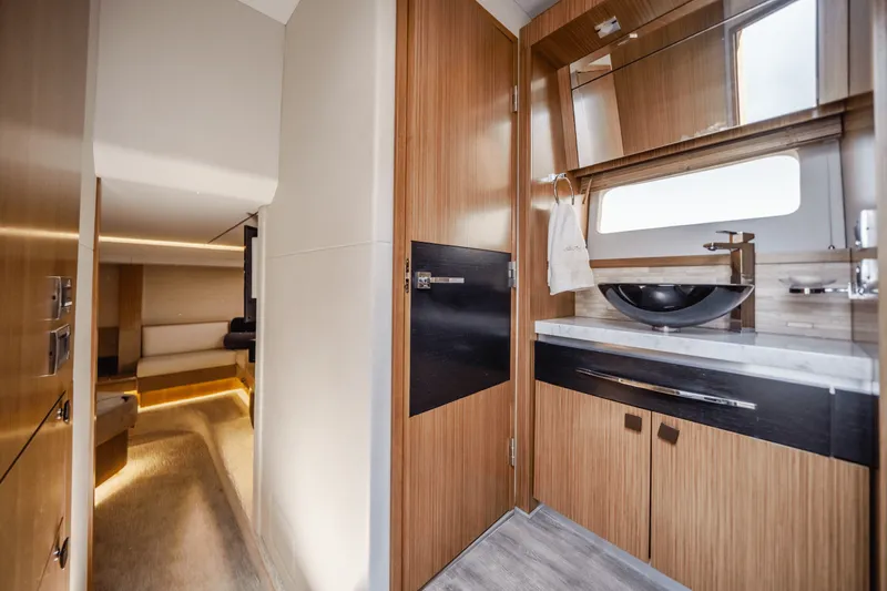 Slide: The Image of Sea Ray 59 FLY 2018 - 21