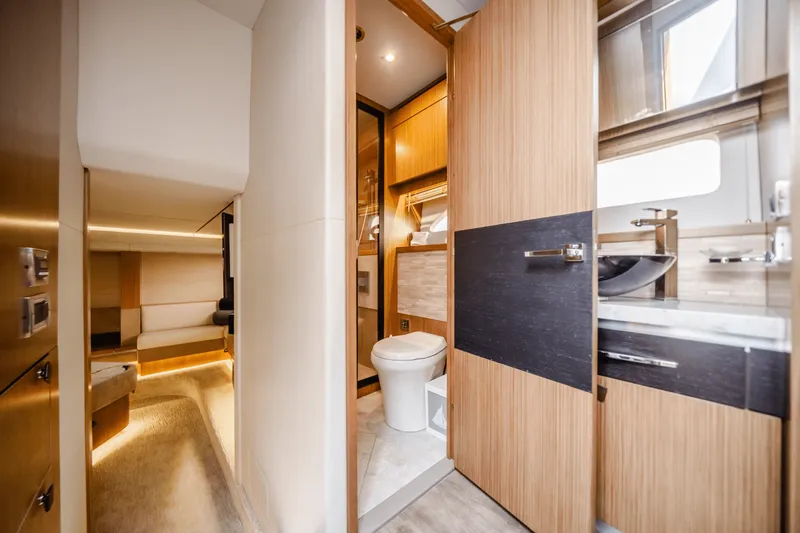 Slide: The Image of Sea Ray 59 FLY 2018 - 22