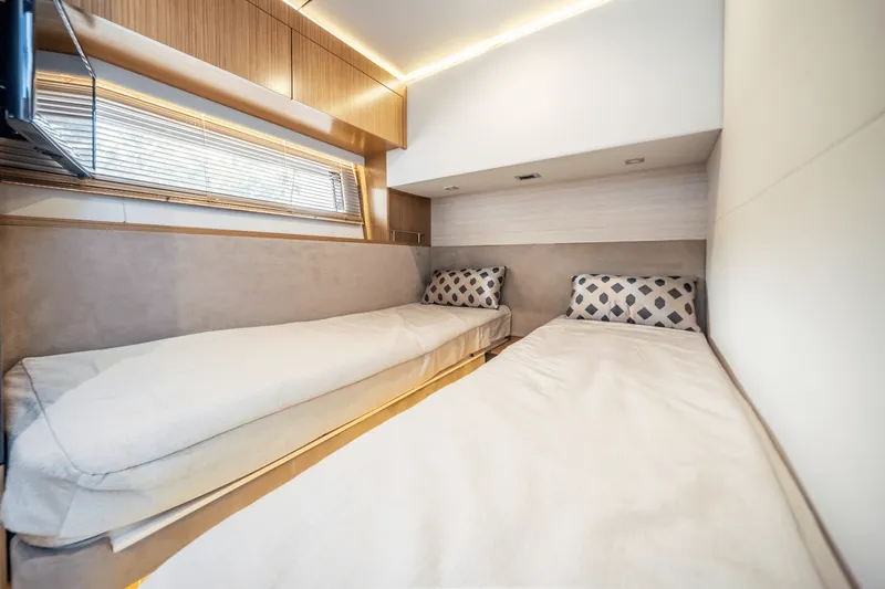 Slide: The Image of Sea Ray 59 FLY 2018 - 27