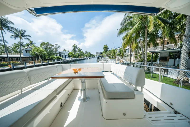 Slide: The Image of Sea Ray 59 FLY 2018 - 33