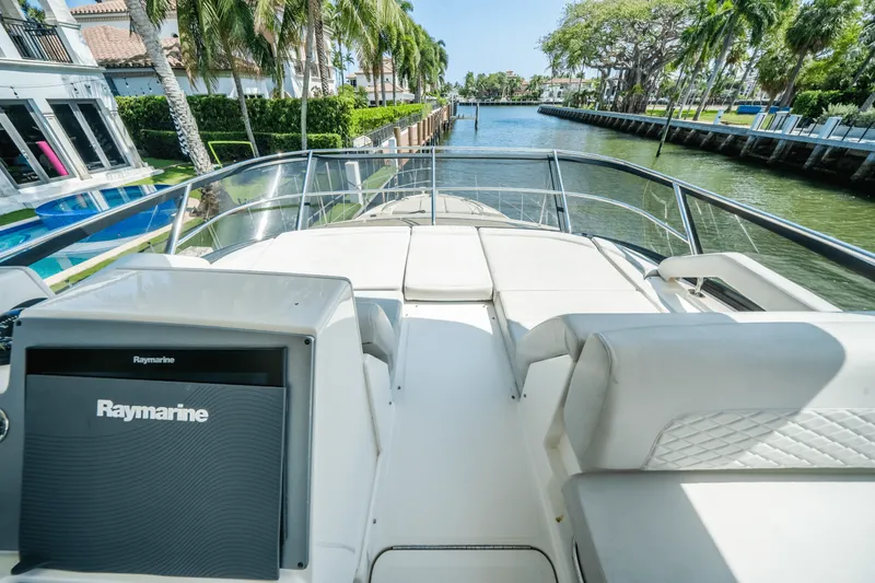 Slide: The Image of Sea Ray 59 FLY 2018 - 38