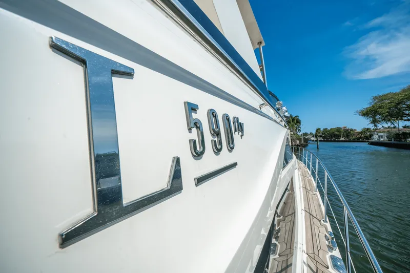 Slide: The Image of Sea Ray 59 FLY 2018 - 40