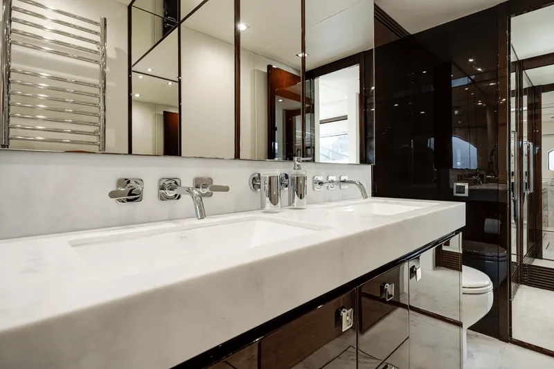 Slide: The Image of Sunseeker 76 YACHT 2019 - 38