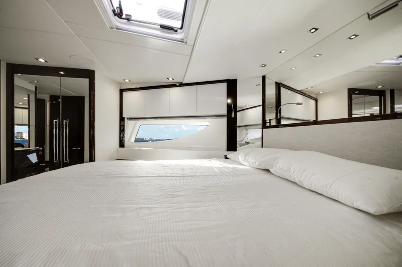 Slide: The Image of Sunseeker 76 YACHT 2019 - 40