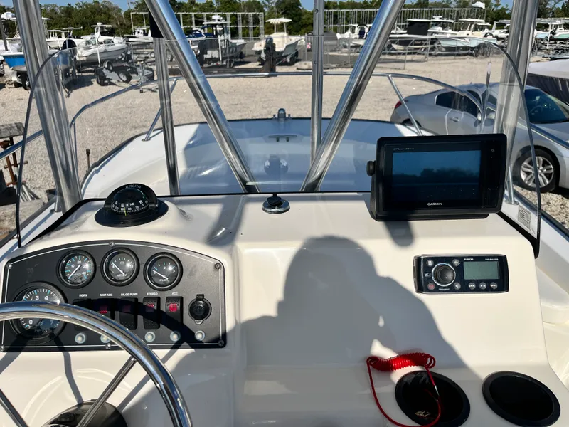 Slide: The Image of Boston Whaler 190 MONTAUK 2014 - 9