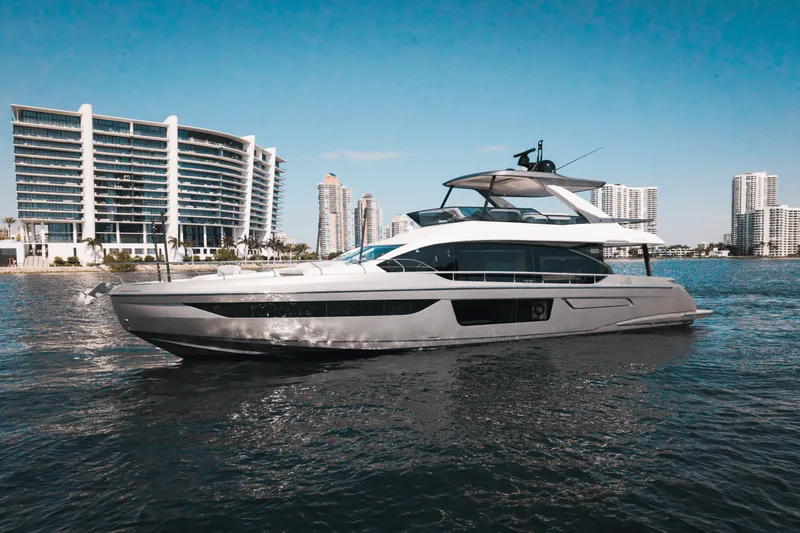 Slide: The Image of Azimut 68 FLY 2023 - 16