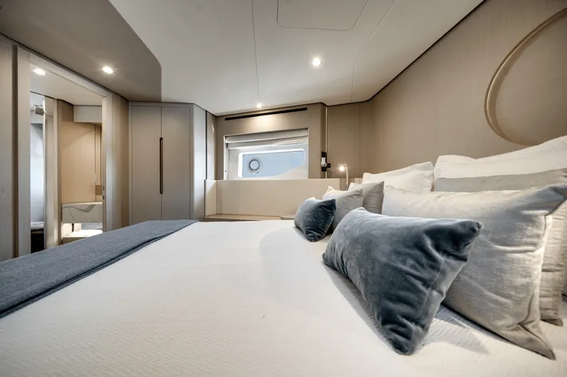 Slide: The Image of Azimut 68 FLY 2023 - 32