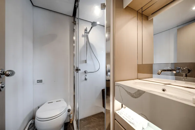 Slide: The Image of Azimut 68 FLY 2023 - 33