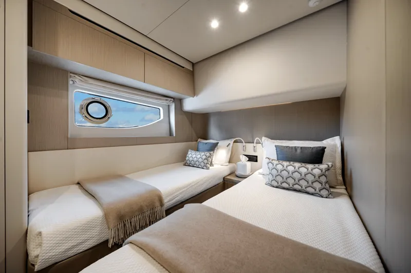Slide: The Image of Azimut 68 FLY 2023 - 34