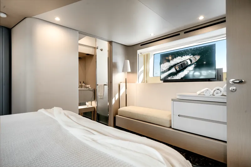 Slide: The Image of Azimut 68 FLY 2023 - 40