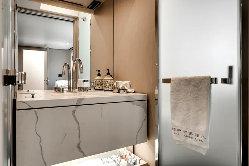 Slide: The Image of Azimut 68 FLY 2023 - 43