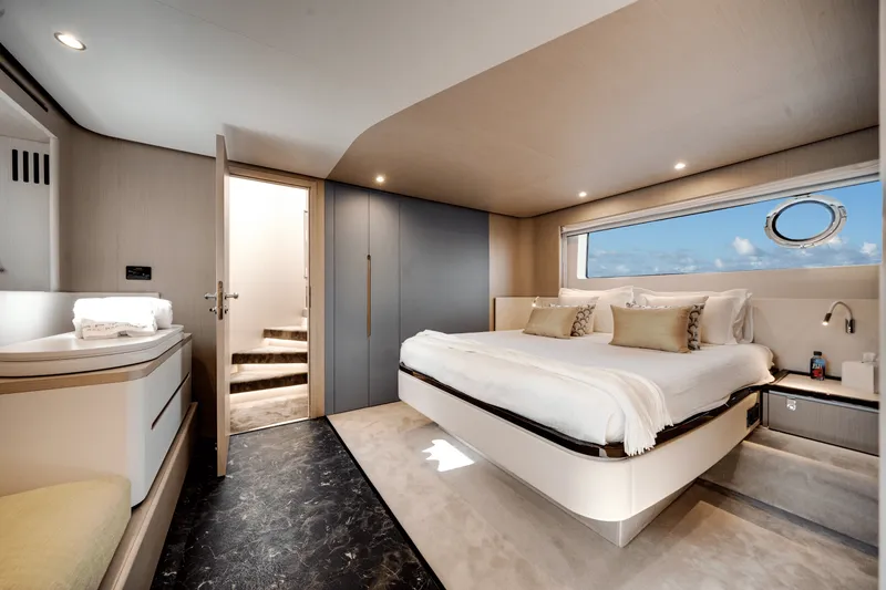 Slide: The Image of Azimut 68 FLY 2023 - 45