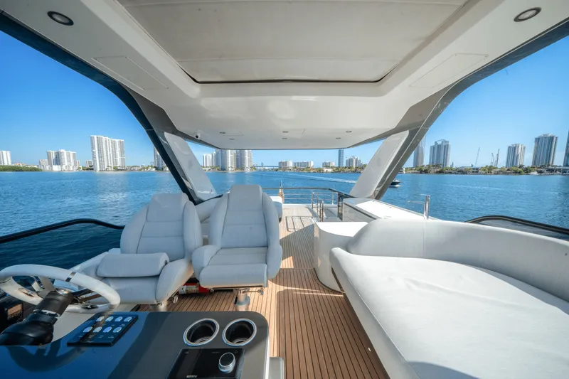 Slide: The Image of Azimut 68 FLY 2023 - 60