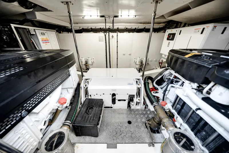 Slide: The Image of Azimut 68 FLY 2023 - 67