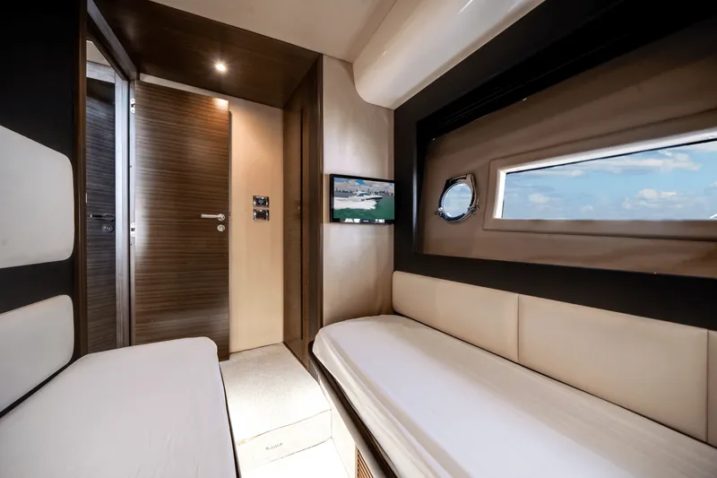 Slide: The Image of Azimut 55S 2017 - 19