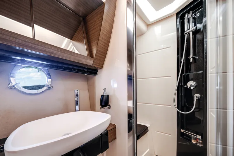 Slide: The Image of Azimut 55S 2017 - 32