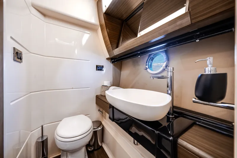 Slide: The Image of Azimut 55S 2017 - 33