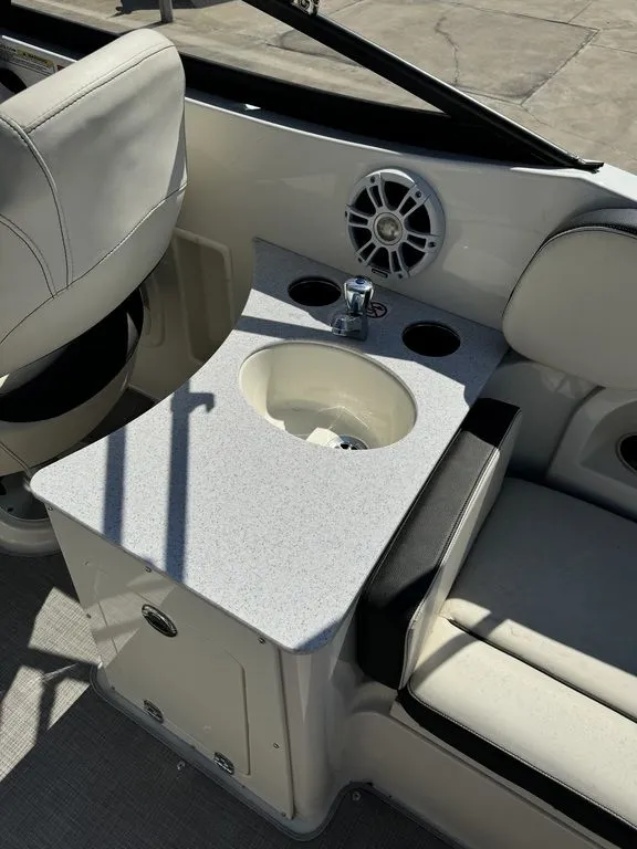 Slide: The Image of Stingray 231DC 2024 - 7